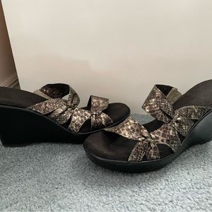 Snake skin print White Mountain wedge sandals